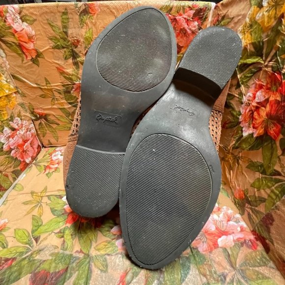 Quipid laser cut Bootie size 7 - Picture 9 of 10